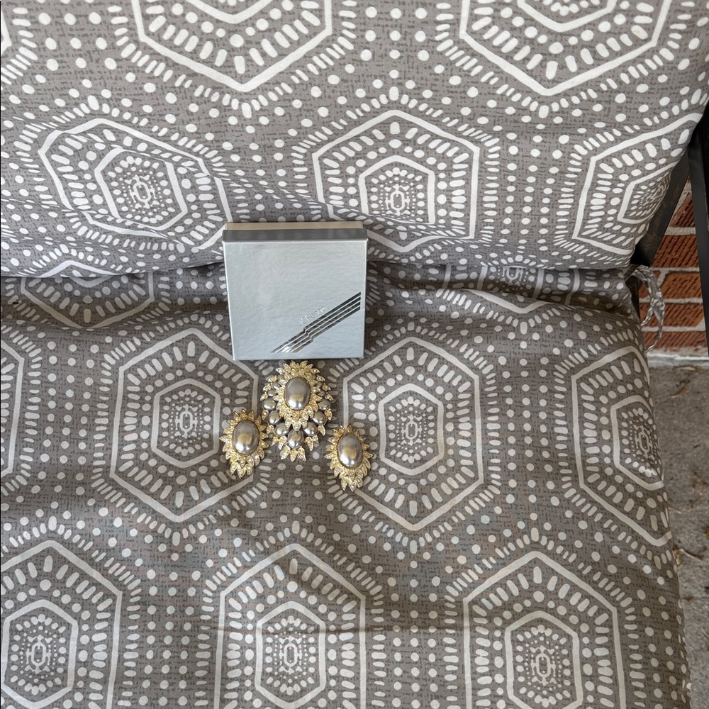 Elegant Gold and Pearl Brooch Set